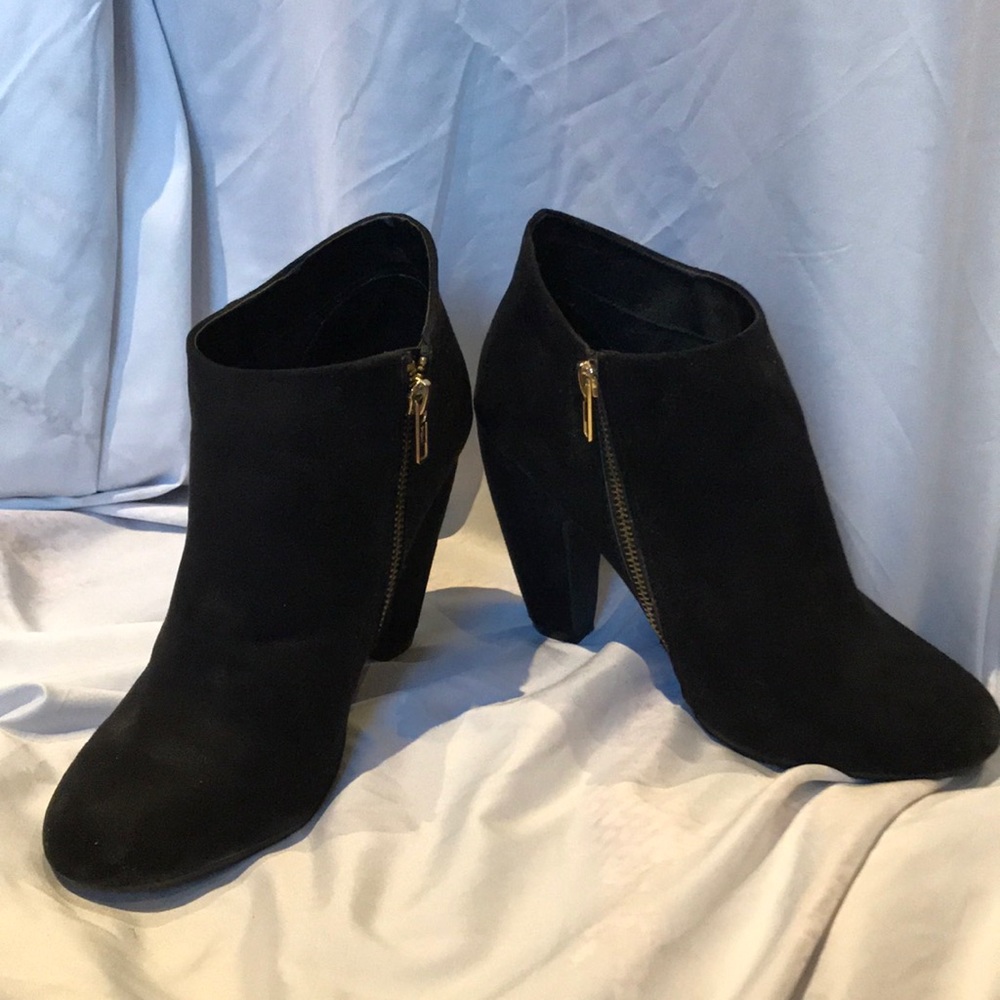 Mossimo black ankle booties gold hardware 4.5 inches size 9.5